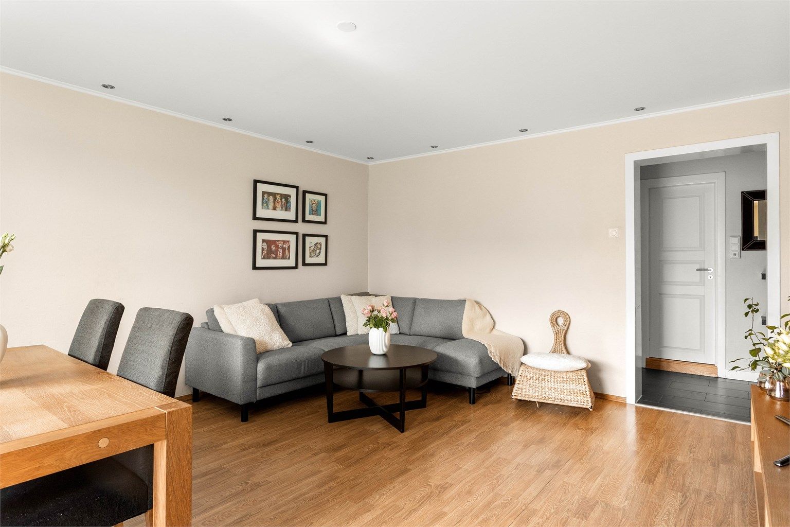 Stuen har innfelte downlights i himlingen og laminat på gulvet.