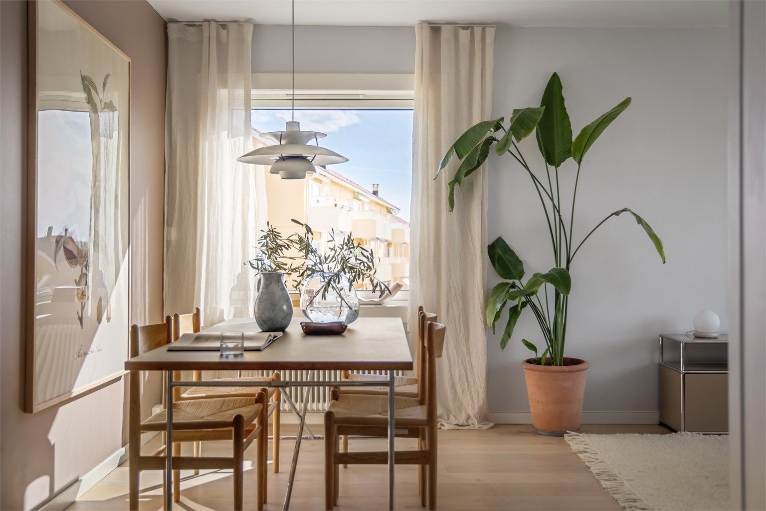 Spisestuen er et sosialt midtpunkt med hyggelig utsyn over borettslaget