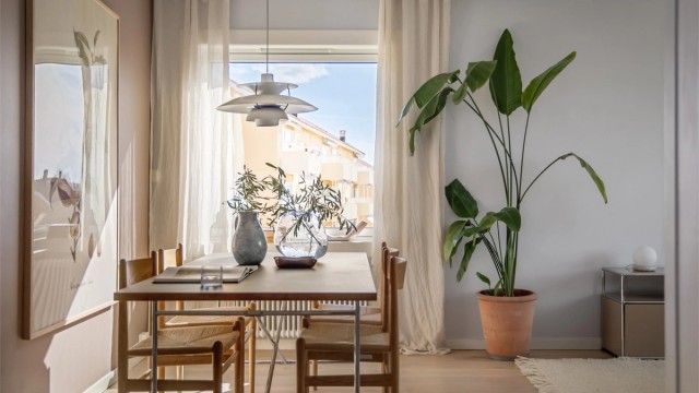 Spisestuen er et sosialt midtpunkt med hyggelig utsyn over borettslaget