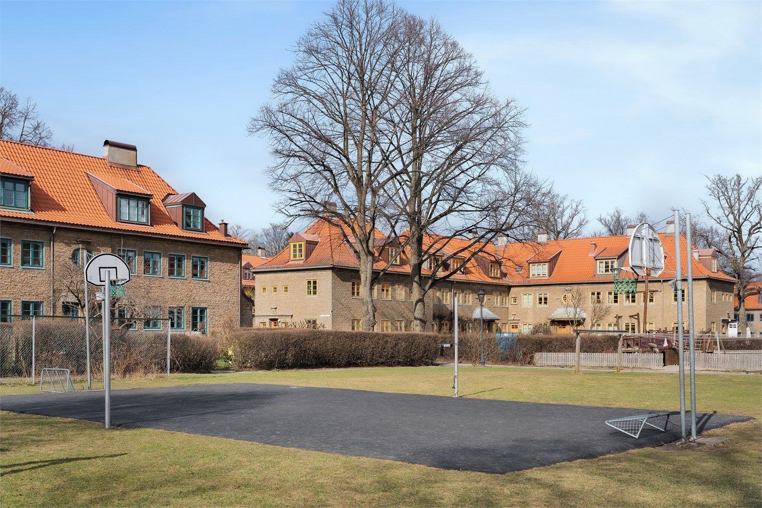 I umiddelbar nærhet finnes det flere idretts- og fritidstilbud, som balløkken på Lille Tøyen, kun 2 minutters gange unna.