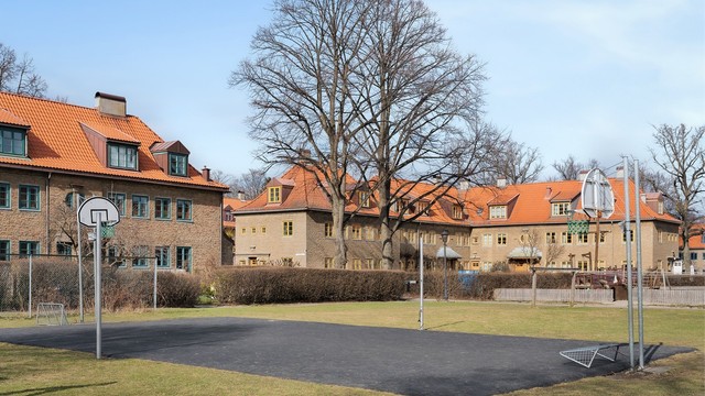 I umiddelbar nærhet finnes det flere idretts- og fritidstilbud, som balløkken på Lille Tøyen, kun 2 minutters gange unna.