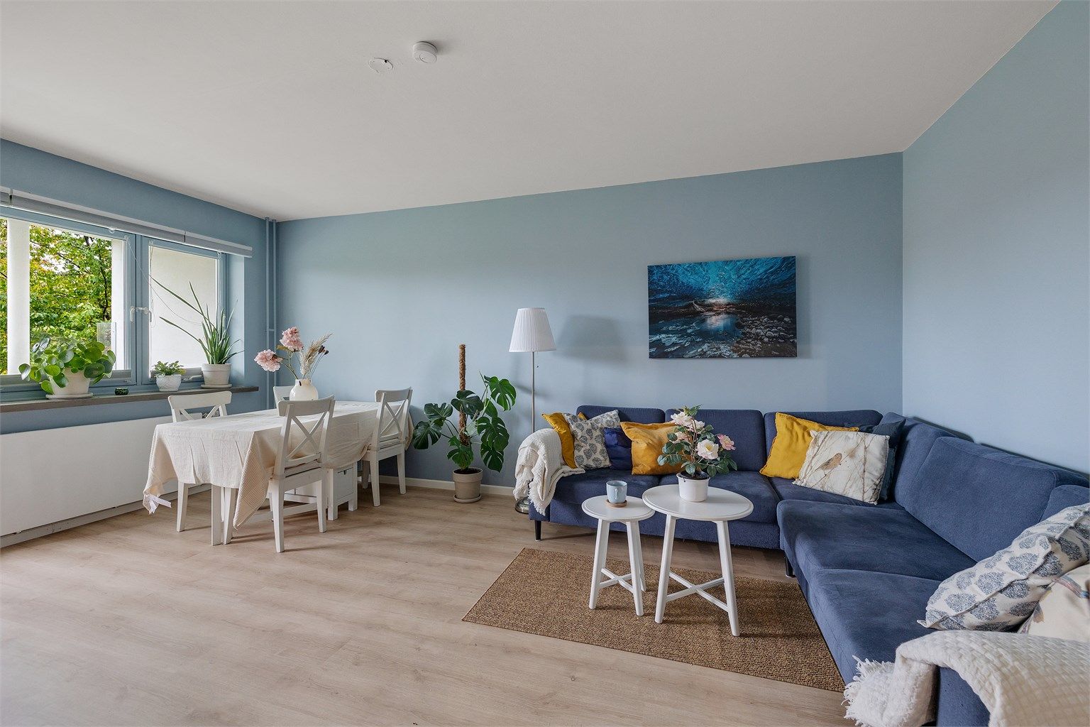 Store vindusflater slipper inn godt med dagslys og gir rommet en lys og luftig atmosfære.