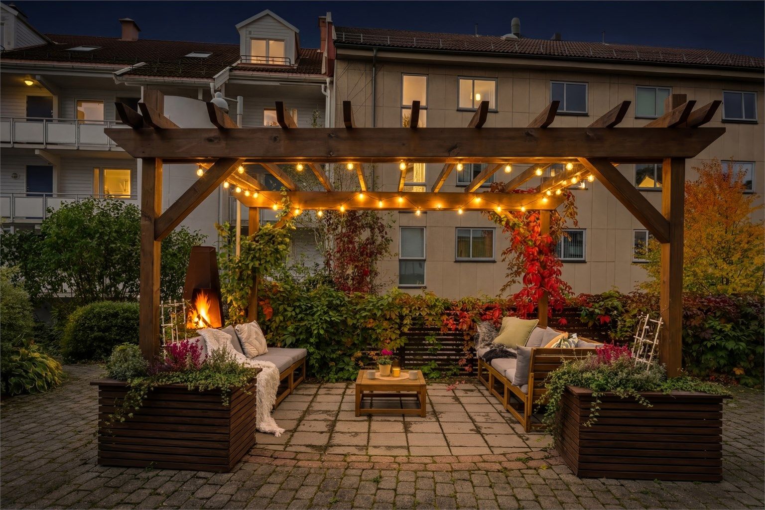 Idyllisk bakhage som står fritt til å brukes for beboere i borettslaget. Foto: Martine Eren Studio 