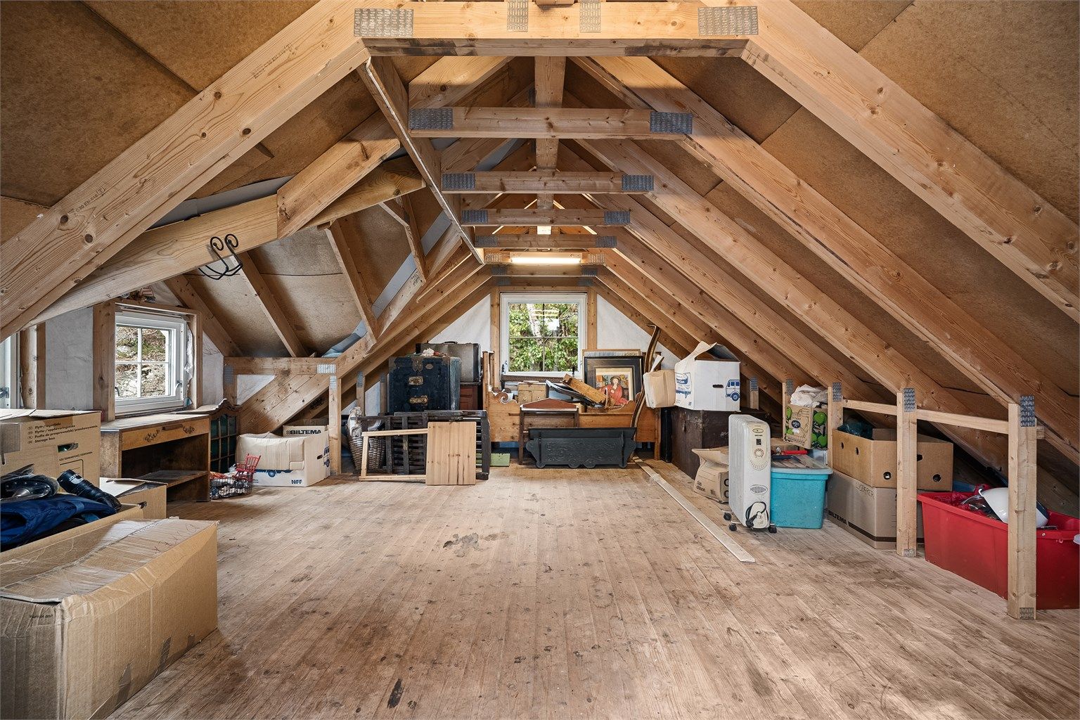 Loft med god plass til oppbevaring.