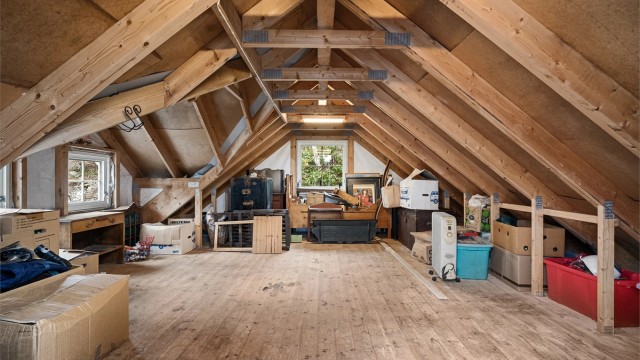 Loft med god plass til oppbevaring.