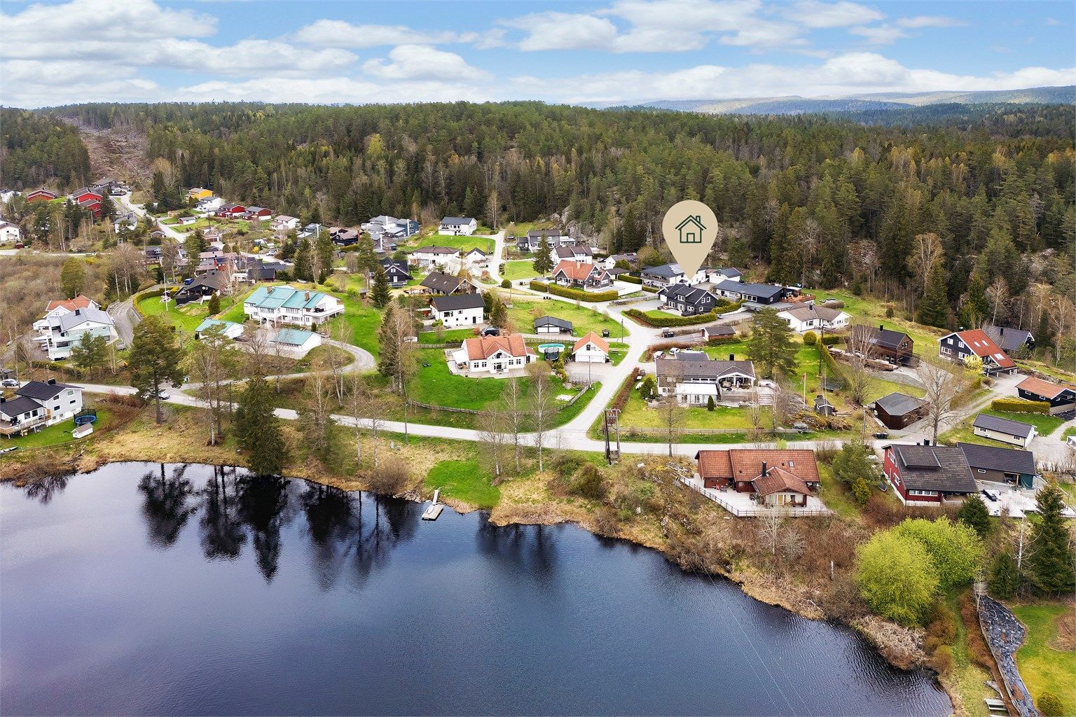 Tangentjern i umiddelbar nærhet - to flotte badeplasser med badebrygge, samt at Norges lengste naturisbane blir brøytet fra Enebakk langs Langen