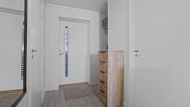 Entré med flislagt gulv og gulvvarme.