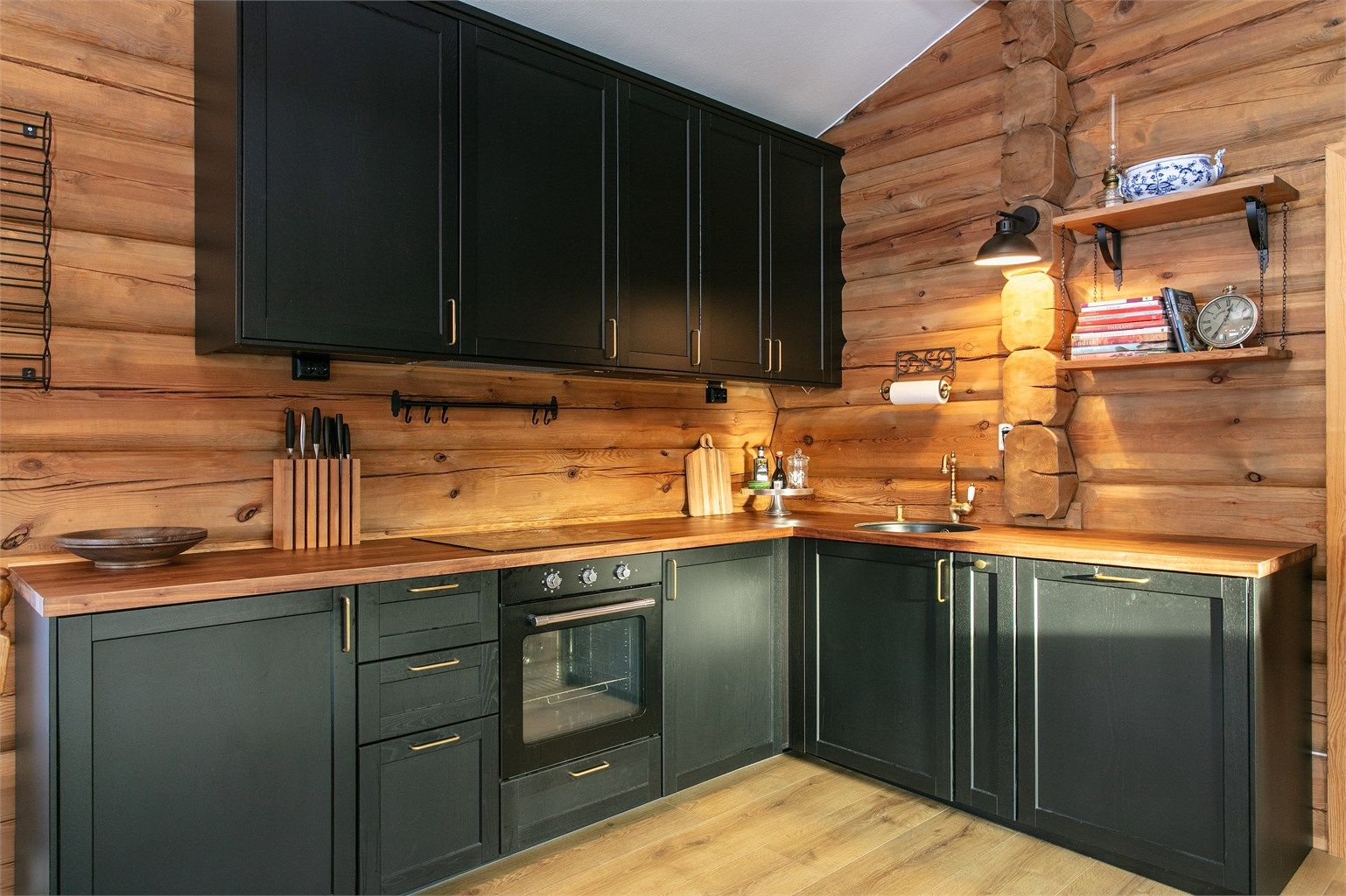 Kjøkkeninnredning fra Ikea med sorte profilerte fronter og benkeplate av laminat