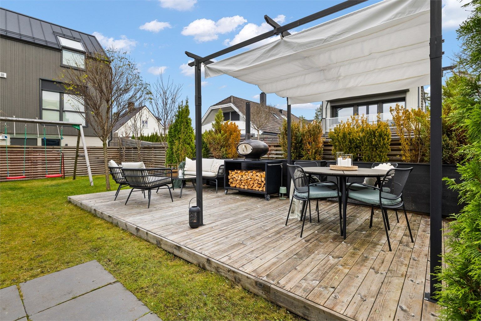 Hagen har flere soner, inkludert en stor terrasse med pergola og utepeis.