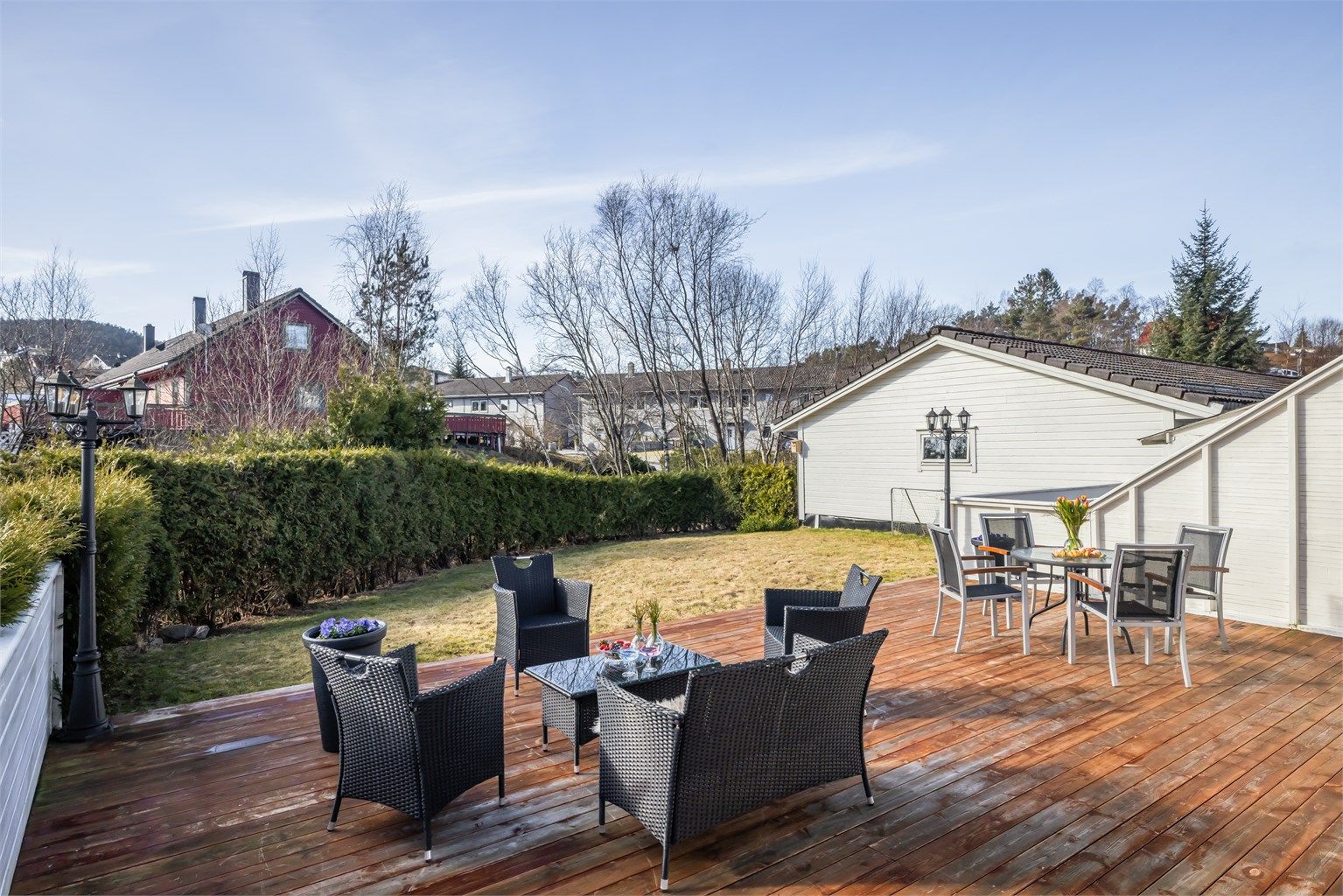 Den store uteplassen har gode solforhold og rikelig med plass for både sittegrupper og lek.