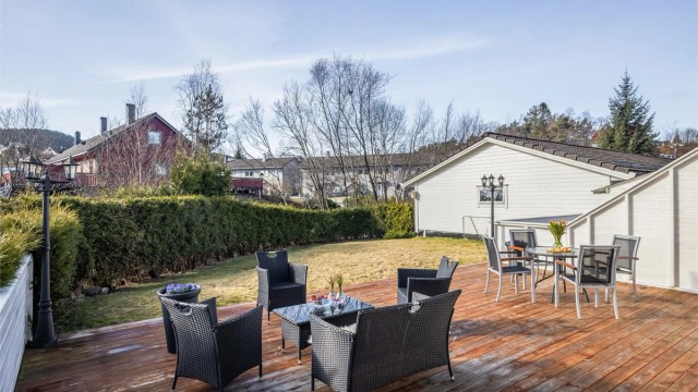 Den store uteplassen har gode solforhold og rikelig med plass for både sittegrupper og lek.