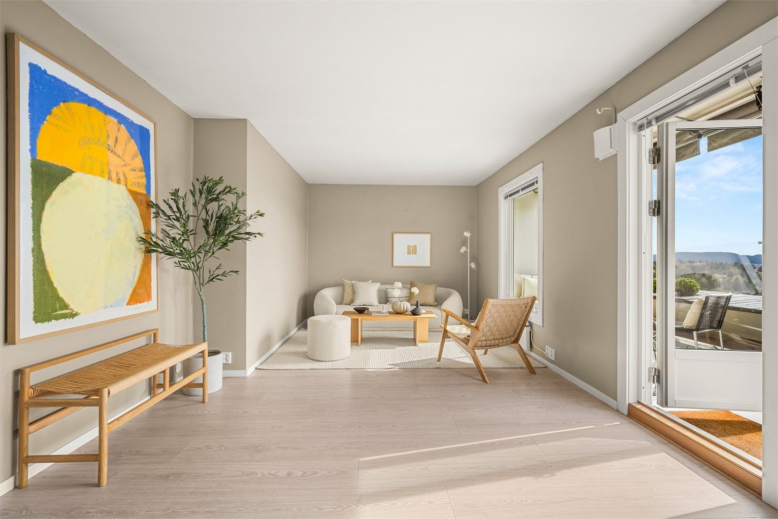 Stuen er romslig og har gode møbleringsmuligheter, med plass til både sofagruppe og eventuell spiseplass. 