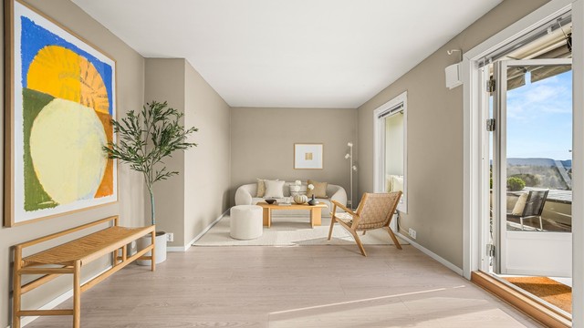 Stuen er romslig og har gode møbleringsmuligheter, med plass til både sofagruppe og eventuell spiseplass.