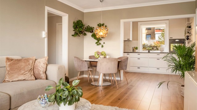 Gjennomgående 3-roms andelsleilighet med vestvendt innglasset balkong og oppgraderinger fra 2023. Foto: Martine Eren Jacobsen