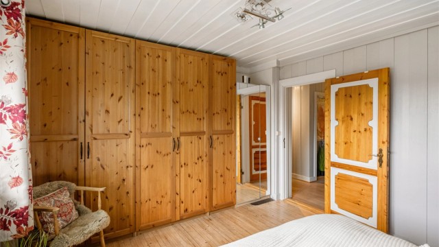 På soverommet er det god plass til stor seng og garderobeløsninger