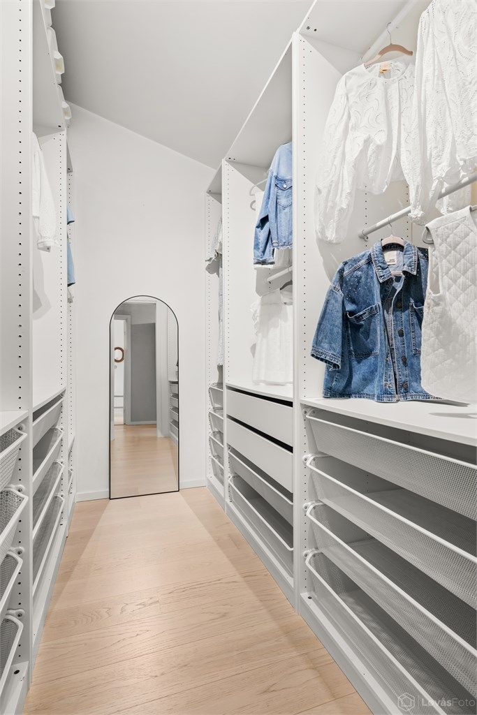 Walk-in-closet ble bygget i 2022 og har godt med oppbevaringsplass