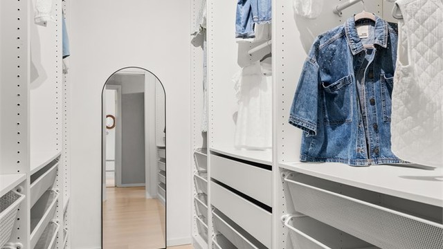Walk-in-closet ble bygget i 2022 og har godt med oppbevaringsplass