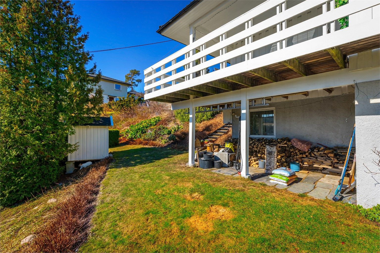 Under terrassen er det et overbygget område for lagring av for eksempel ved