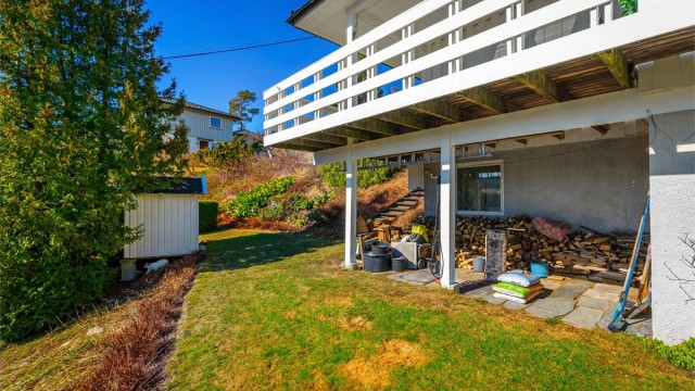 Under terrassen er det et overbygget område for lagring av for eksempel ved