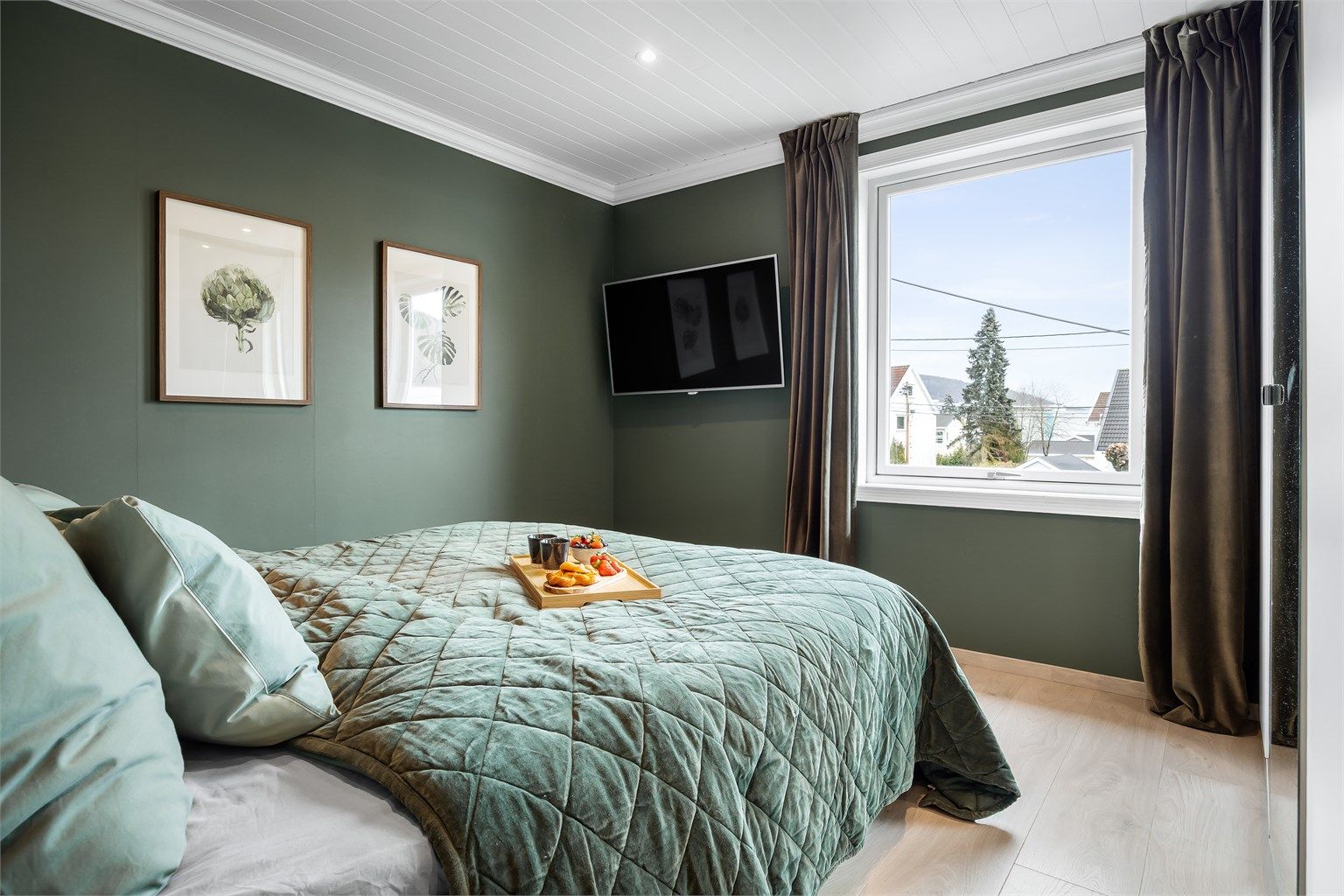 Ett av tre soverom i andre etasje, alle med laminatgulv og panelplater i himling med downlights.