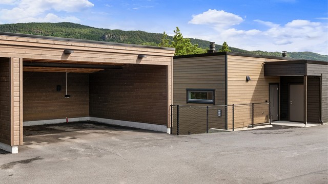Carporten ligger i umiddelbar nærhet til boligens inngangsparti.