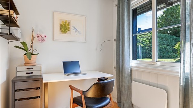 Praktisk rom som passer utmerket som kontor eller lekerom.