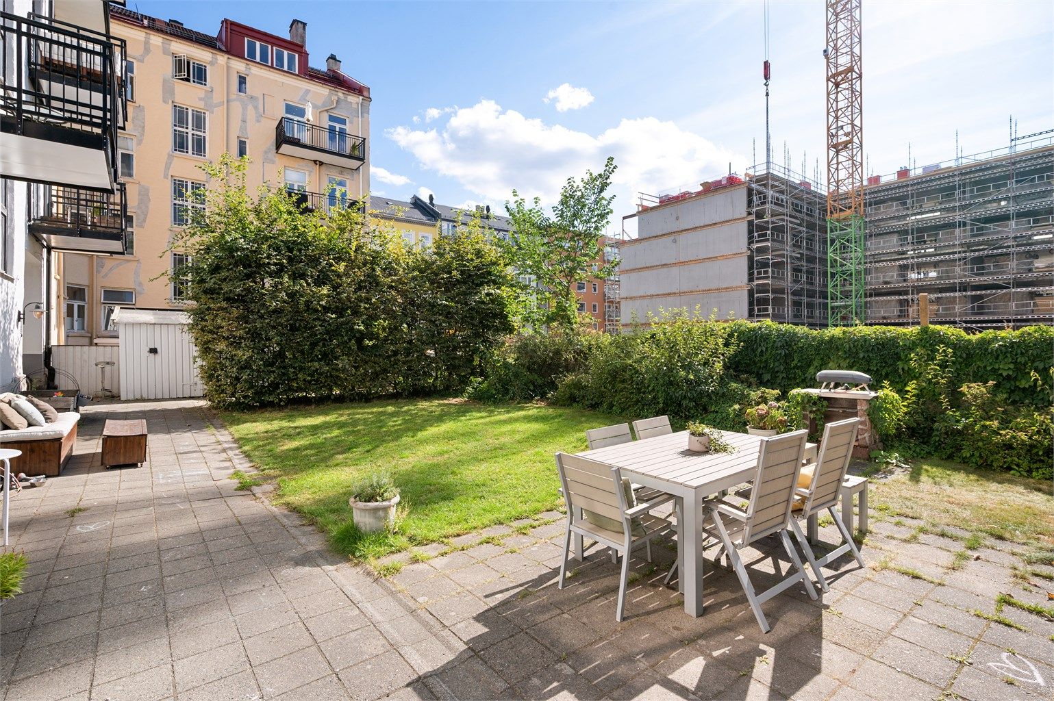 Bakgården er et sosialt samlingspunkt for beboerne.