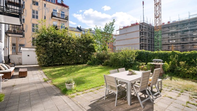 Bakgården er et sosialt samlingspunkt for beboerne.