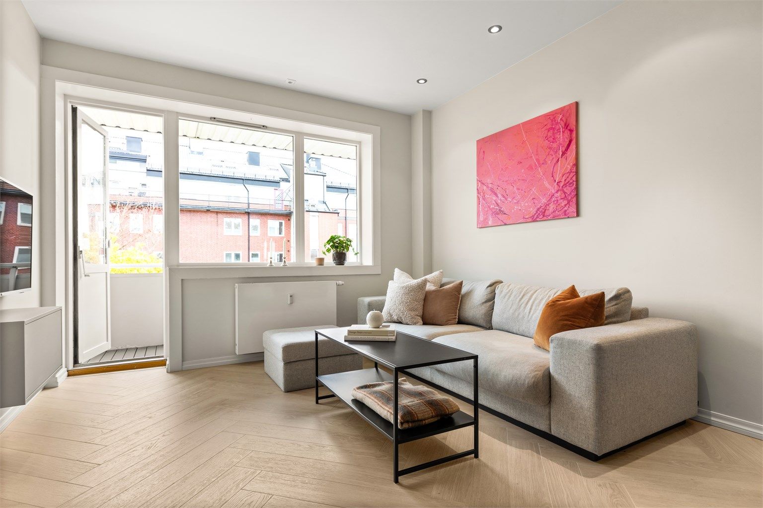 Store vindusflater sørger for rikelig med lysinnslipp som skaper en luftig atmosfære i boligen. 