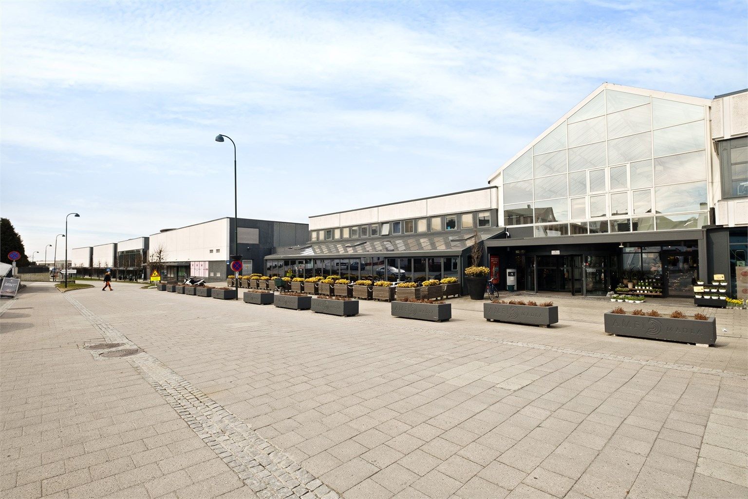 Madla Amfi, hvor man har shopping, dagligvarebutikker, restauranter, SATS m.m. , er rett ved. 