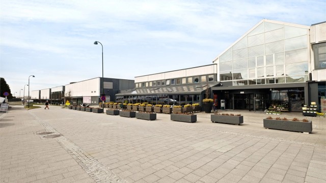 Madla Amfi, hvor man har shopping, dagligvarebutikker, restauranter, SATS m.m. , er rett ved.