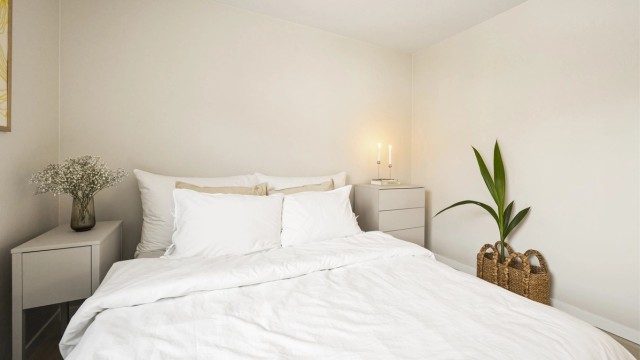 Begge rom har god størrelse, noe som gjør at denne leiligheten også passer ypperlig for eksempelvis vennepar som vil bo sammen.