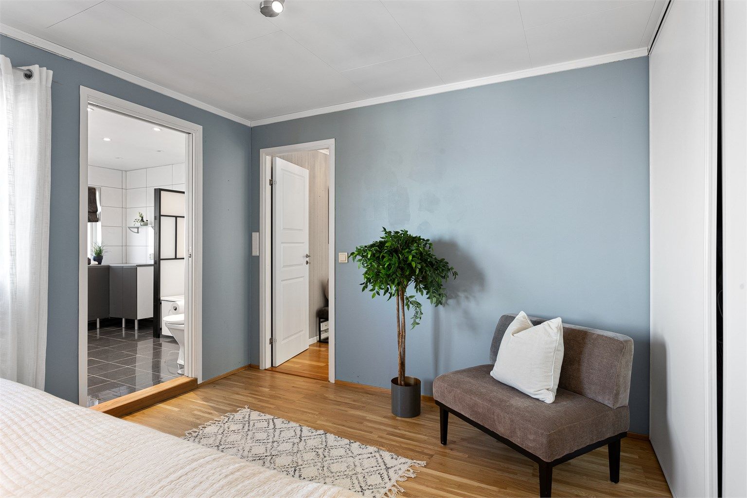 Hovedsoverommet har stor skyvedørsgarderobe
