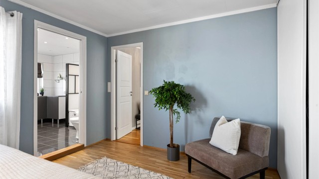 Hovedsoverommet har stor skyvedørsgarderobe