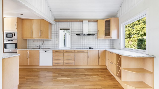 Kjøkkenets innredning er en omfangsrik og velholdt løsning av nyere årgang. Integrerte/innbyggede hvitevarer medfølger.