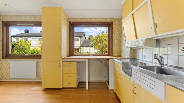 Kjøkkenet er vendt ut mot baksiden av huset hvor morgensolen står opp