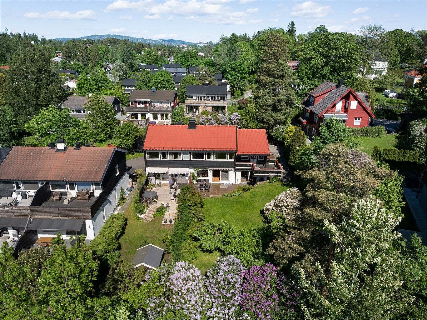 Eiendommen ligger skjermet til innerst i en stikkvei, med to garasjer og kort vei til skoler og offentlig transport.
Foto:Zovenfra AS