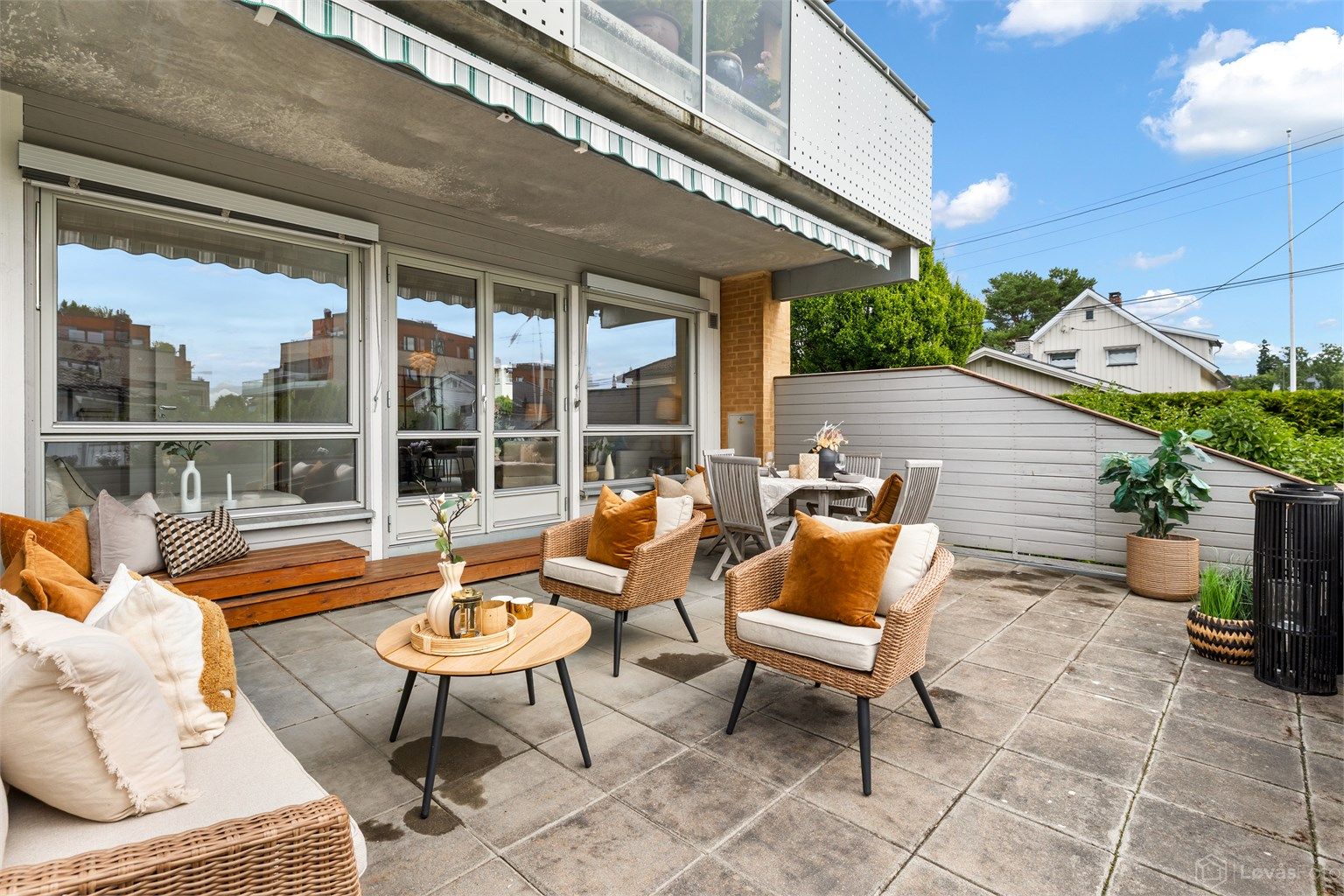 Deler av terrassen er overbygget, har terrassemarkise, utebelysning og stikkontakt