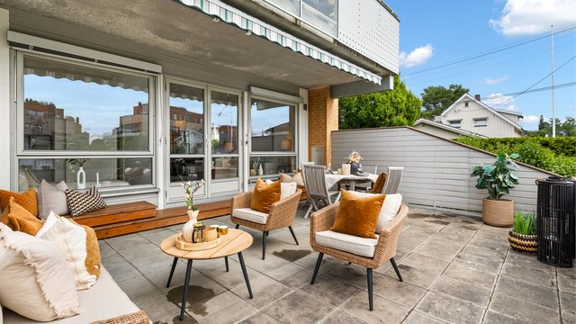 Deler av terrassen er overbygget, har terrassemarkise, utebelysning og stikkontakt