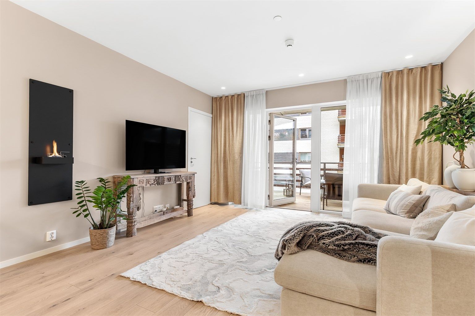 De store vindusflatene slipper inn rikelig med naturlig lys og forsterker romfølelsen, mens planløsningen gir gode møbleringsmuligheter.