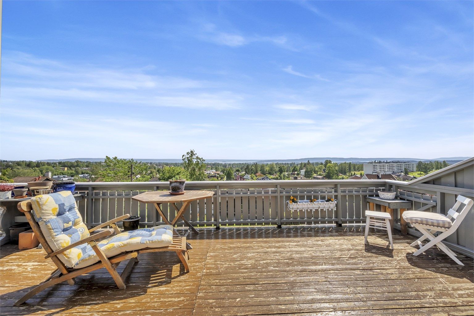 Eiendomsmegler Cecilie Muri har gleden av å ønske velkommen til en hyggelig bolig i øverste etasje i en horisontaldelt tomannsbolig i en rolig blindvei