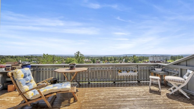 Eiendomsmegler Cecilie Muri har gleden av å ønske velkommen til en hyggelig bolig i øverste etasje i en horisontaldelt tomannsbolig i en rolig blindvei