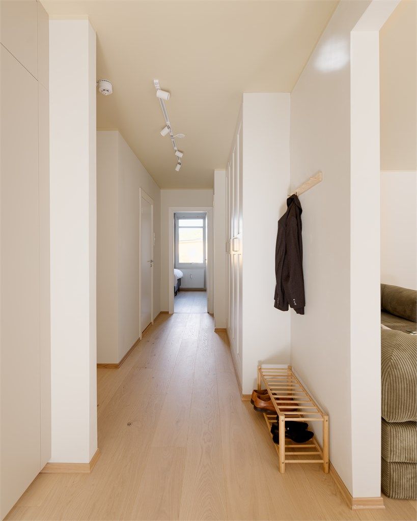 Parkettgulvene flyter gjennom hele leiligheten og binder rommene sammen, mens de spesialtilpassede garderobene holder entréen ryddig. Og ja – det ligger varmefolie under gulvet, så komforten følger deg fra første steg.