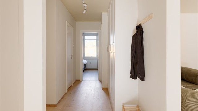 Parkettgulvene flyter gjennom hele leiligheten og binder rommene sammen, mens de spesialtilpassede garderobene holder entréen ryddig. Og ja – det ligger varmefolie under gulvet, så komforten følger deg fra første steg.