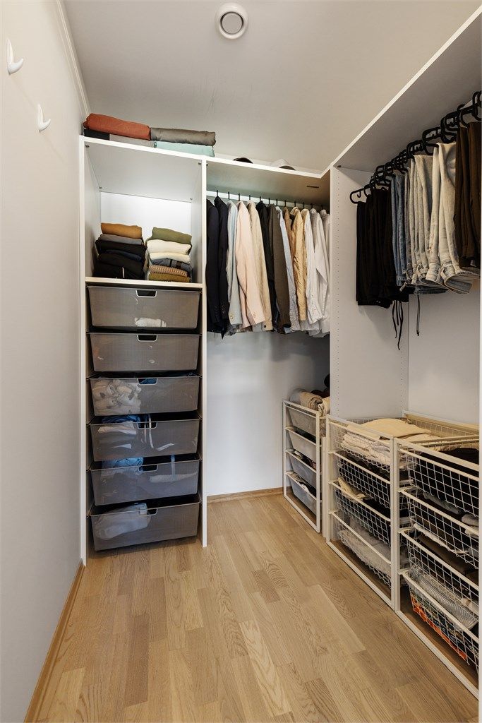 Praktisk garderoberom i tilknytning til hovedsoverommet, med god plass til oppbevaring.