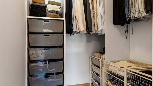 Praktisk garderoberom i tilknytning til hovedsoverommet, med god plass til oppbevaring.