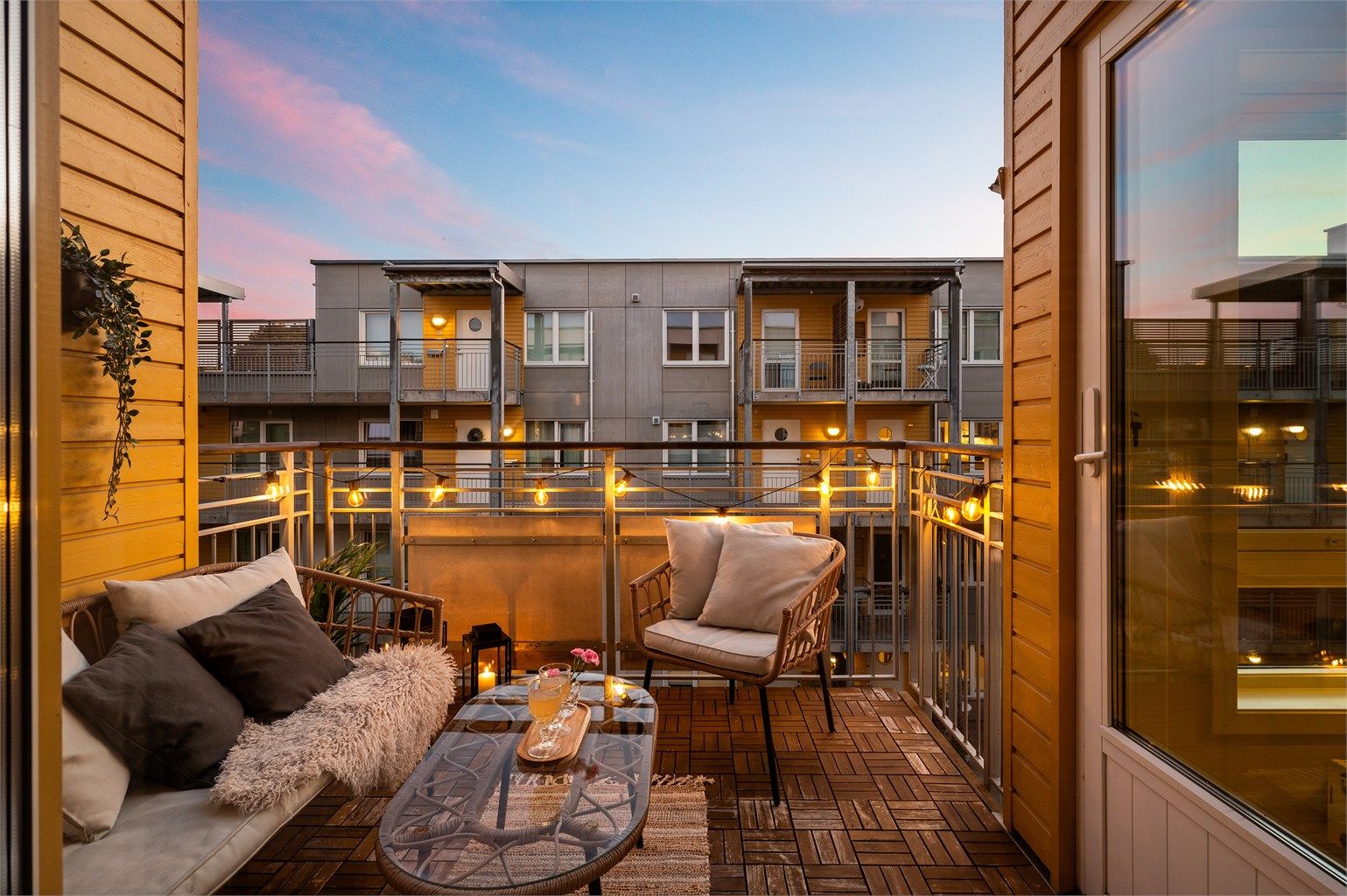 Attraktiv 5-roms townhouseleilighet over 2 plan med 2 balkonger og biloppstillingsplass i oppvarmet garasjeanlegg i kjeller.