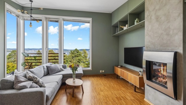 Stuen er et naturlig samlingspunkt med god plass til sofahjørnet og tv-krok.