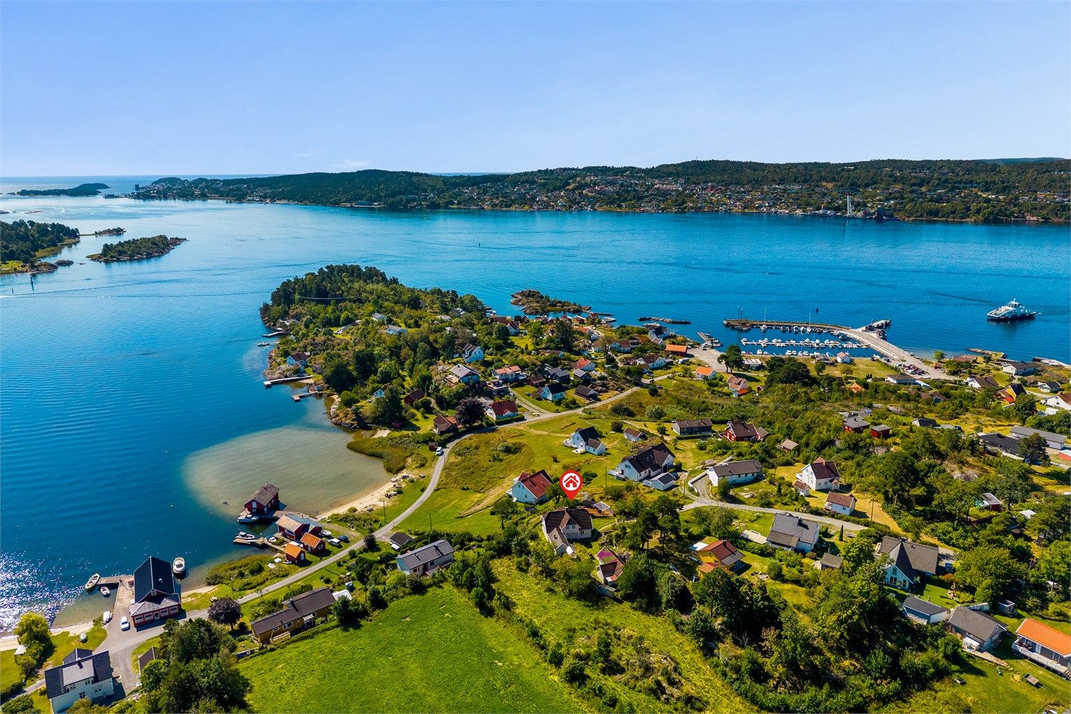 Sandøya er en øy med flere fastboende, dagligvarebutikk, skole og bilfergeforbindelse. Om sommeren er det et yrende liv her. Eiendommen ligger usjenert til i enden av en vei, grenser delvis til eng og på eiendommen er det flere frukttrær.  