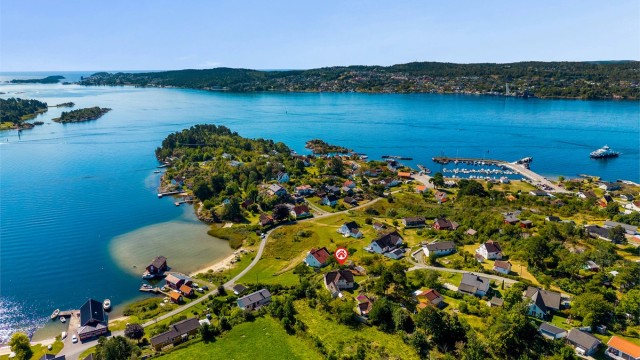 Sandøya er en øy med flere fastboende, dagligvarebutikk, skole og bilfergeforbindelse. Om sommeren er det et yrende liv her. Eiendommen ligger usjenert til i enden av en vei, grenser delvis til eng og på eiendommen er det flere frukttrær.